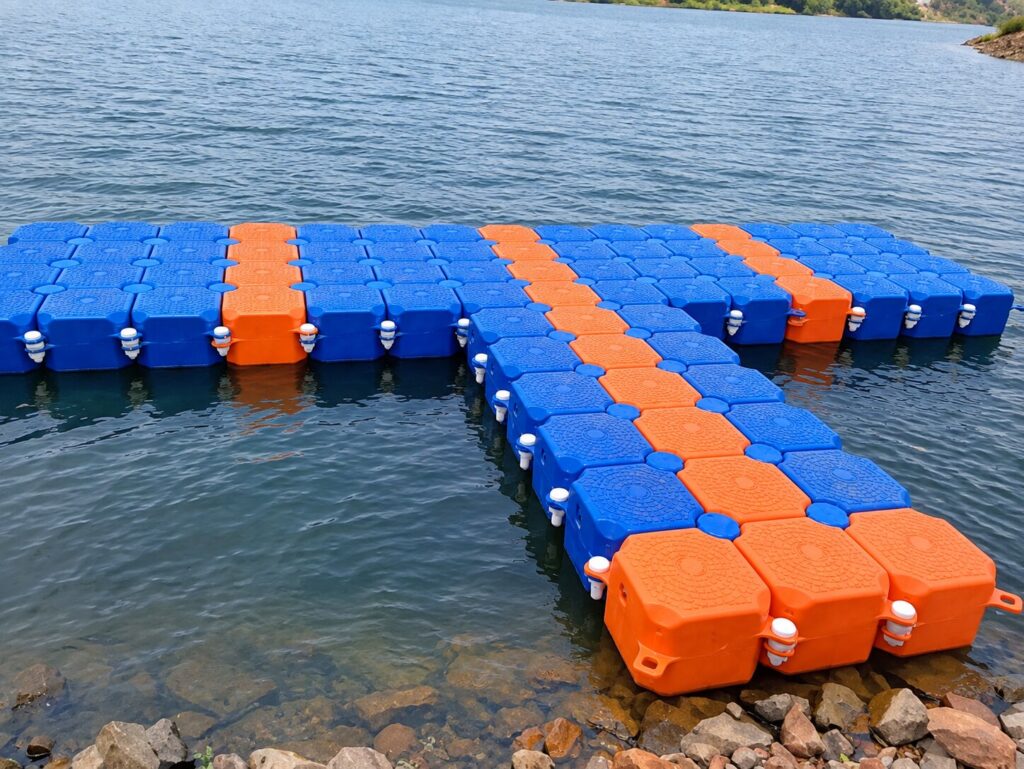 T-shaped floating pontoon jetty on a lake